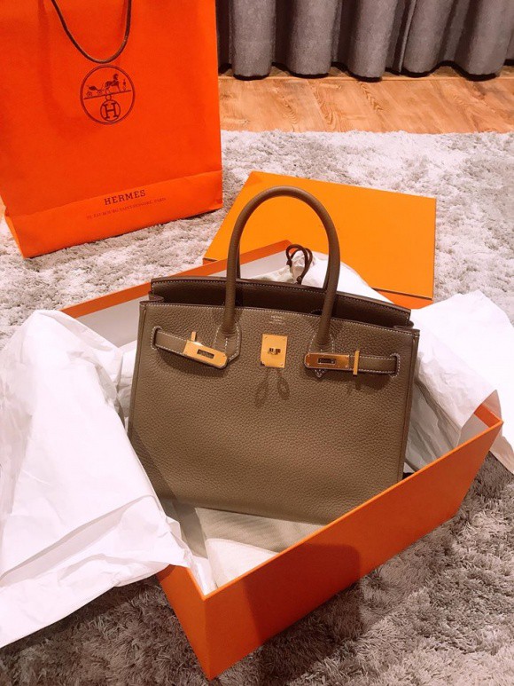 MC Thành Trung tặng vợ túi xách trăm triệu cùng lời chúc ngọt ngào trong ngày sinh nhật